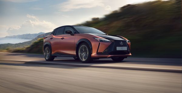Zijaanzicht van een sonic copper Lexus RZ