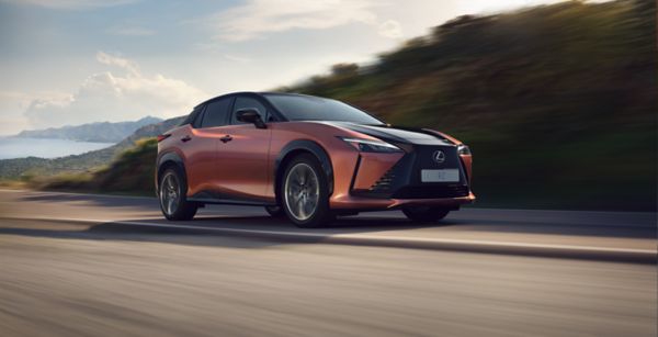 Zijaanzicht van een rijdende Lexus RZ 300e