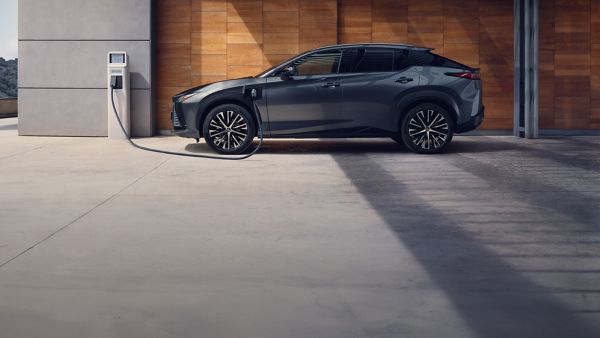 רכב הפנאי החשמלי לקסוס RZ