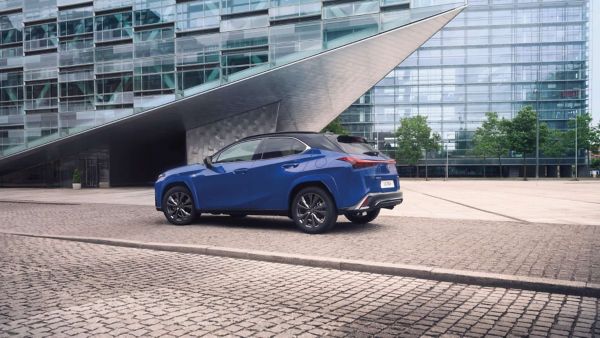 Zijaanzicht van een geparkeerde blauwe Lexus UX 300h