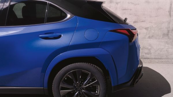 Nahaufnahme eines blauen Lexus UX mit geschmeidigen Kurven, einem runden Tankdeckel und einem schwarzen Reifen mit Sportfelge.