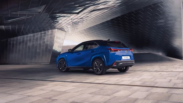 Zijaanzicht van een blauwe Lexus UX 300h