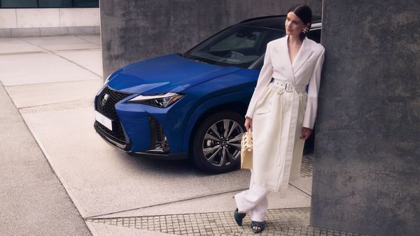 Lexus UX 300h in Sapphire Blue