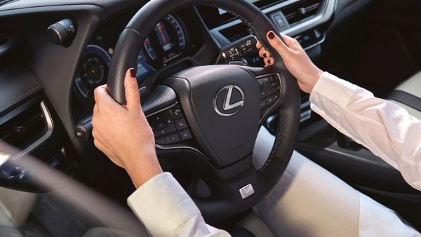 A man using the hands-free boot lid on the Lexus ES 300h 