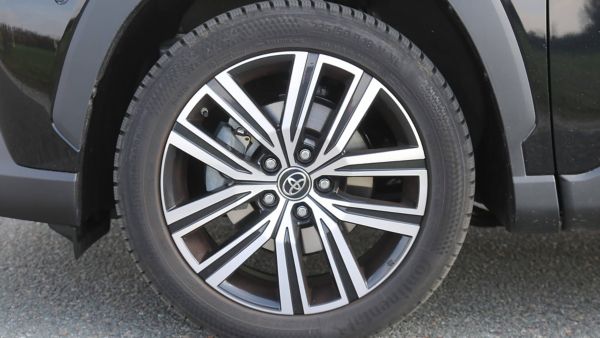 Nahaufnahme eines silbernen Felgens mit 5-Speichen-Design und dem Toyota Logo in der Mitte.