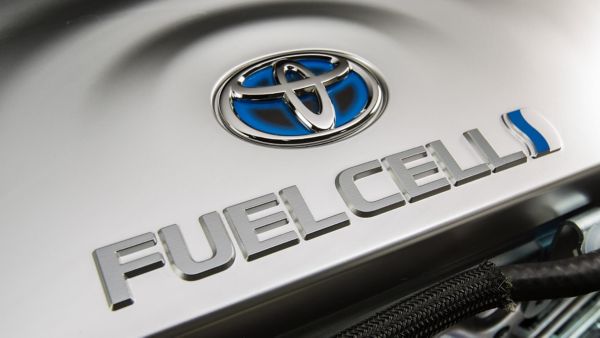 Nahaufnahme des Toyota Fuel Cell-Emblems auf einer Wasserstoff-Brennstoffzelle