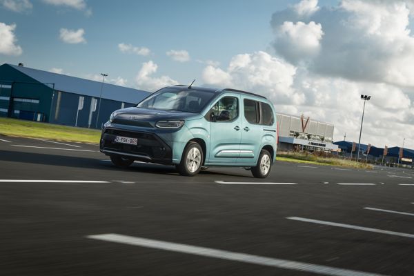 2024_ Proace City Family L1 BEV_ Libeccio blue_Dynamic_002