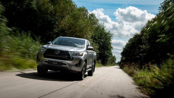 NOUVEAU TOYOTA HILUX HYBRID 48V