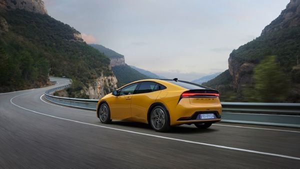 Une Toyota Prius roule sur une route de montagne 