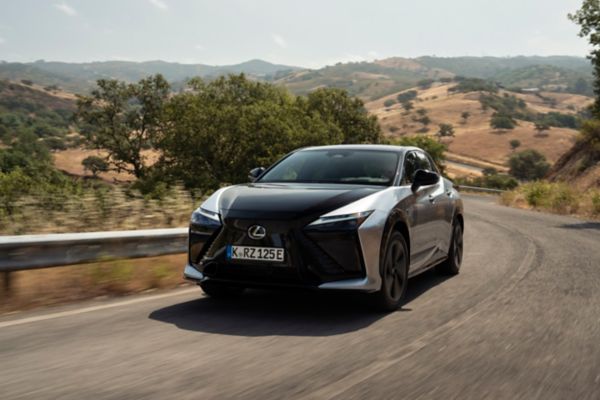 2025 RZ 550e F SPORT Sonic Platinum 031 Dynamic_JPG