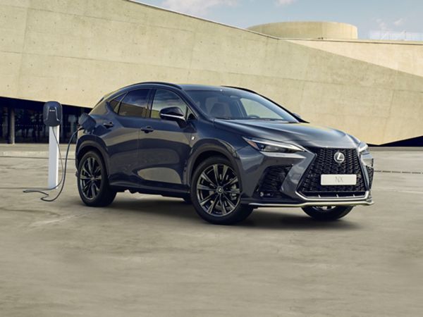 Ein Lexus NX steht auf einem großen Platz an einer Ladesäule und lädt
