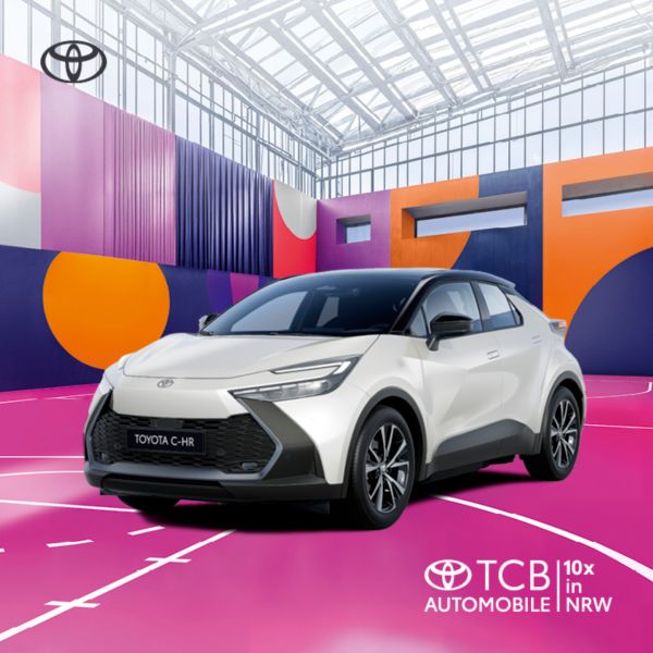 Ein weißer Toyota C-HR auf bunten Hintergrund.