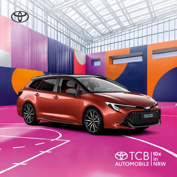 Ein roter Toyota Corolla Touring Sports auf bunten Hintergrund.