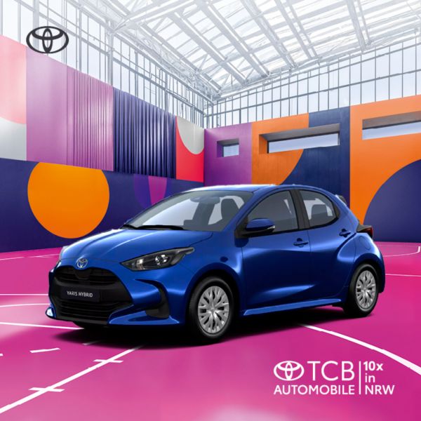 Ein blauer Toyota Yaris auf bunten Hintergrund.