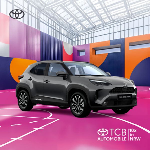 Ein schwarzer Toyota Yaris Cross auf bunten Hintergrund.
