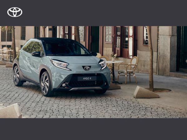 Toyota Aygo X vor Café in der Stadt