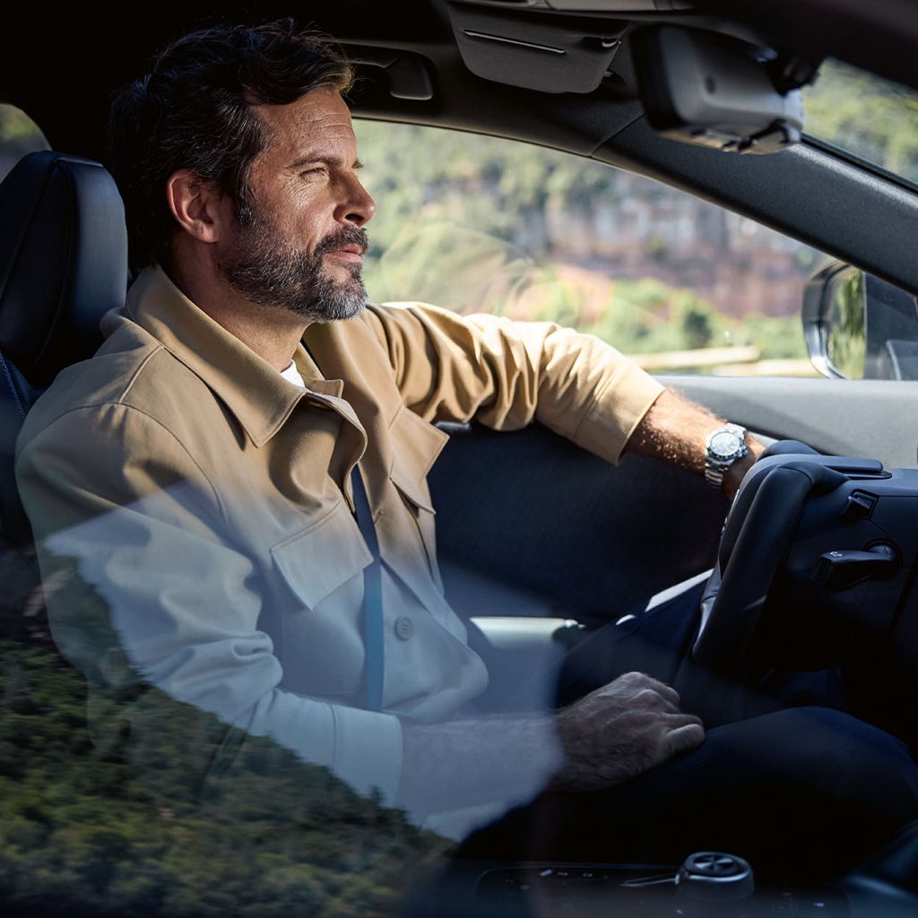 En fører siddende i en Lexus RZ