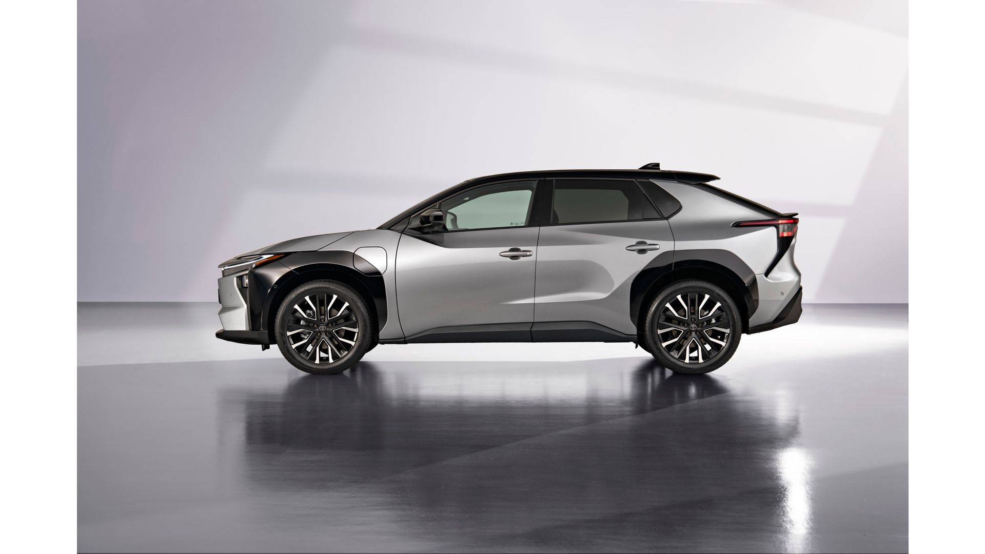 Toyota aggiorna il bZ4X full electric: ricarica più veloce, più potenza ...