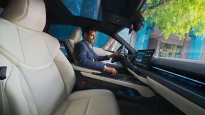 Dynamische Perspektive eines Fahrers im Cockpit eines Lexus.