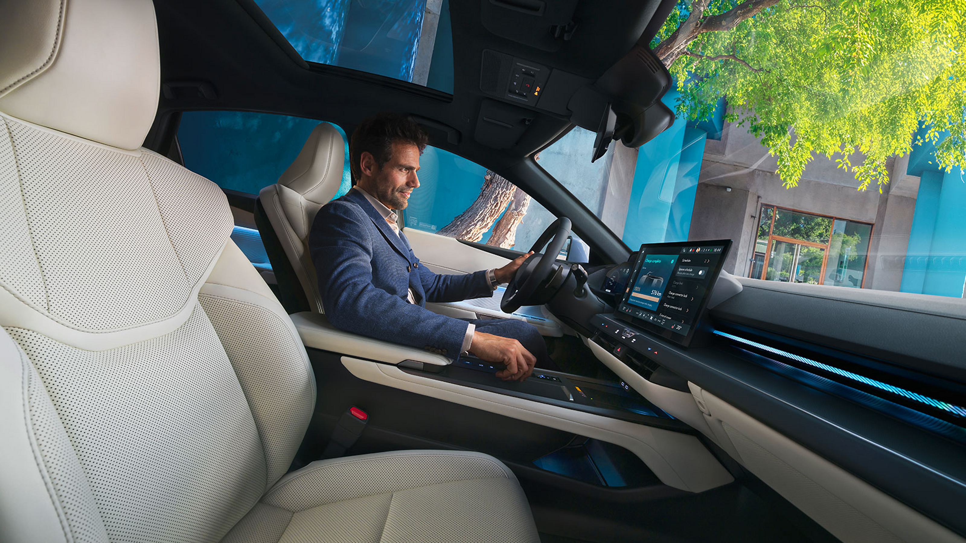 Cilvēks, kurš vada Lexus automašīnu