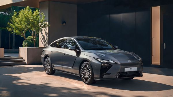 Lexus ES, parkiran pred hišo