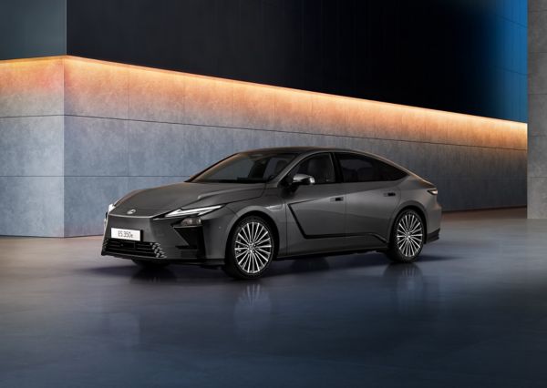 Helt nye Lexus ES sett fra siden