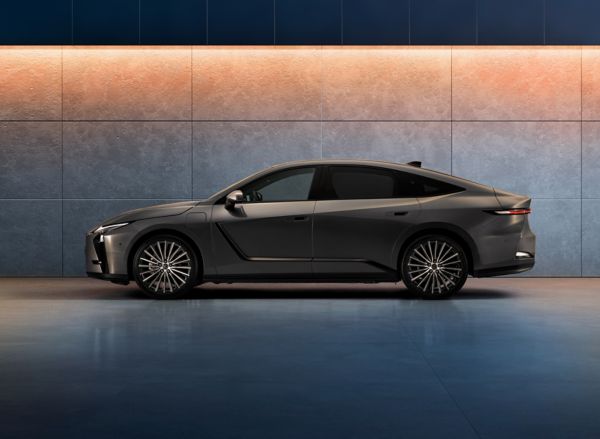 Helt nye Lexus ES sett fra siden
