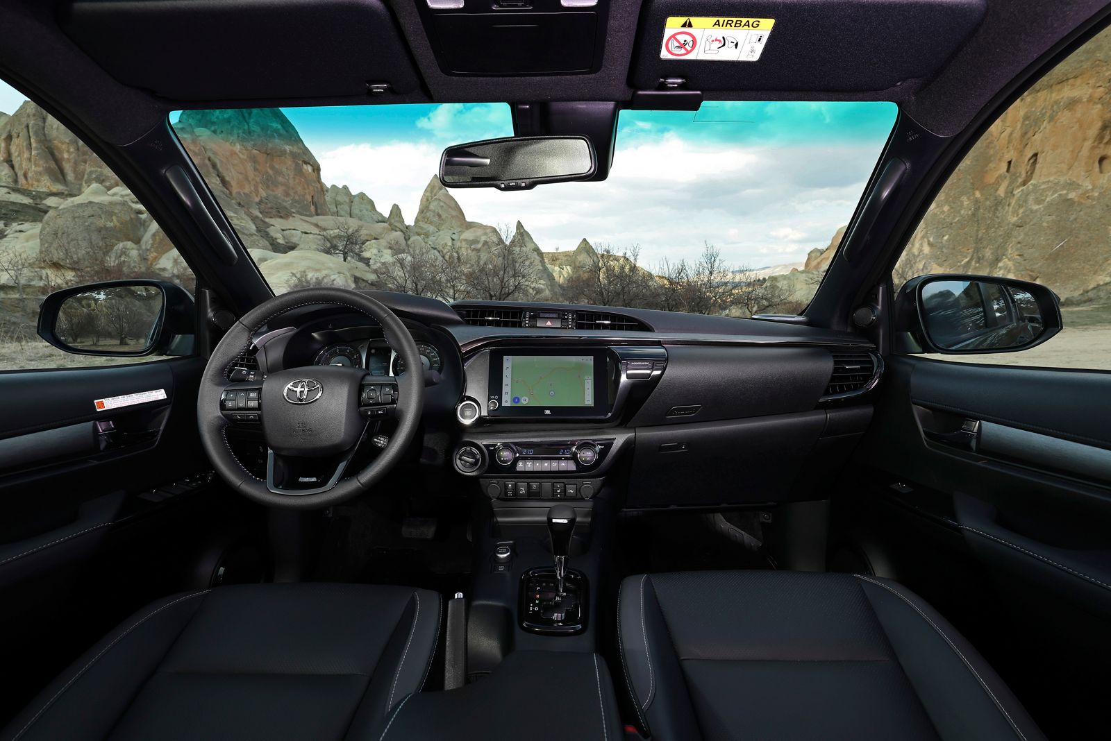 Interior Hilux, vedere a plansei de bord