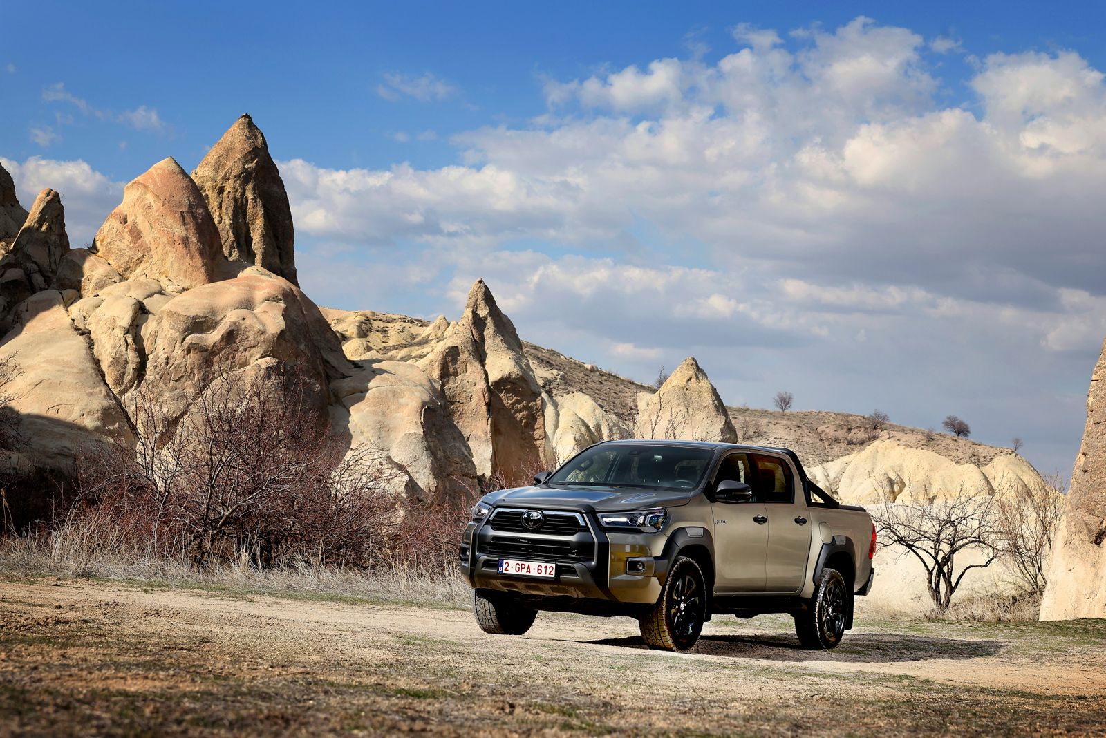 Hilux circula de-a lungul unui pasaj subteran urban