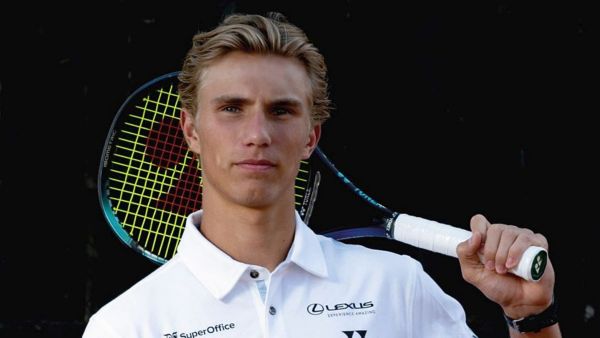 Nicolai Budkov Kjær holding a tennis racket