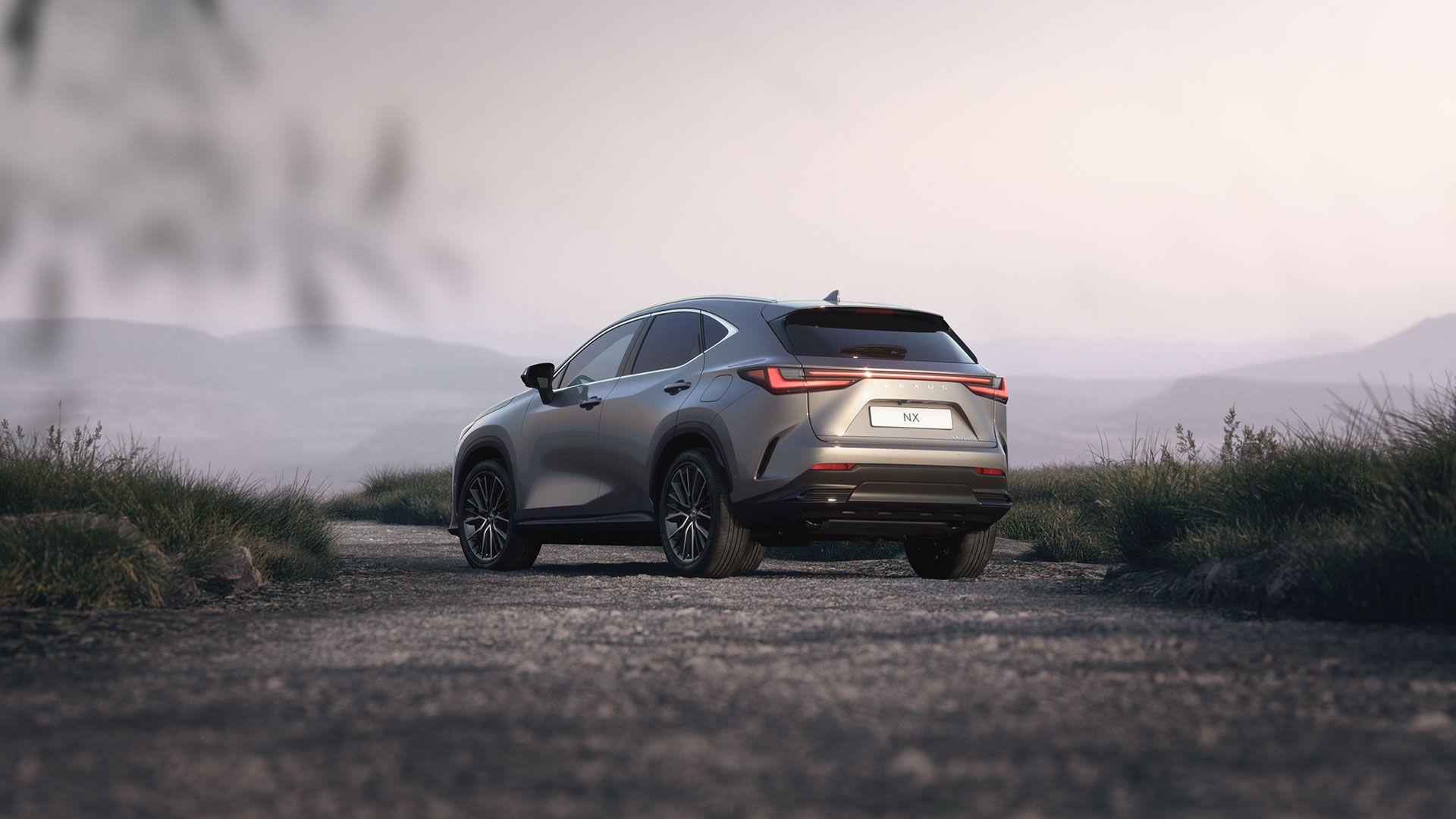 Лексус NX, движещ се през зимен климат