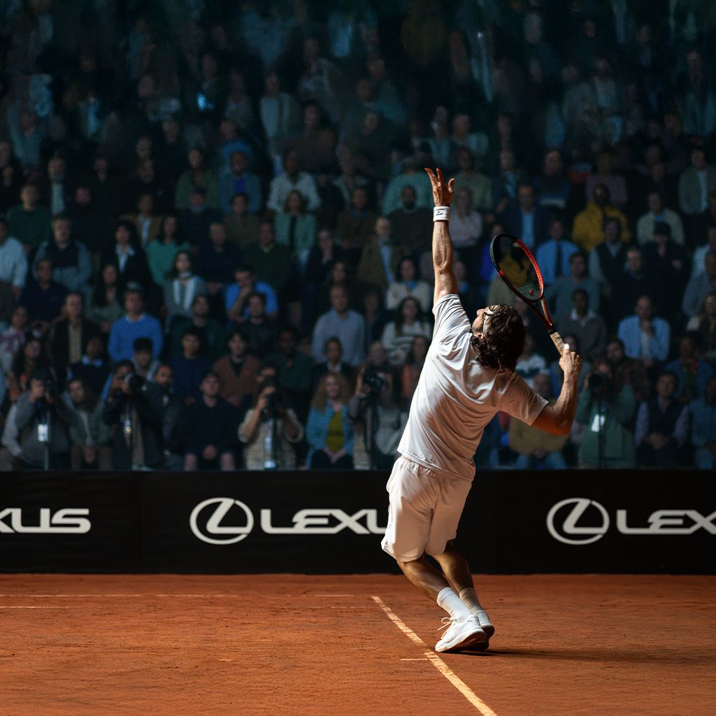 Un tennista mentre serve durante un torneo ATP