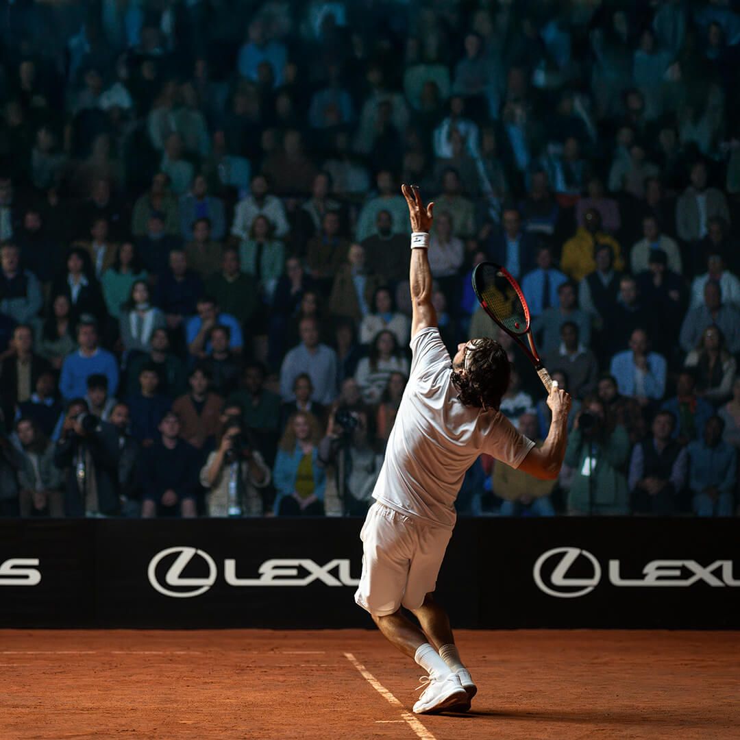 Un tenista sirviendo durante un evento ATP