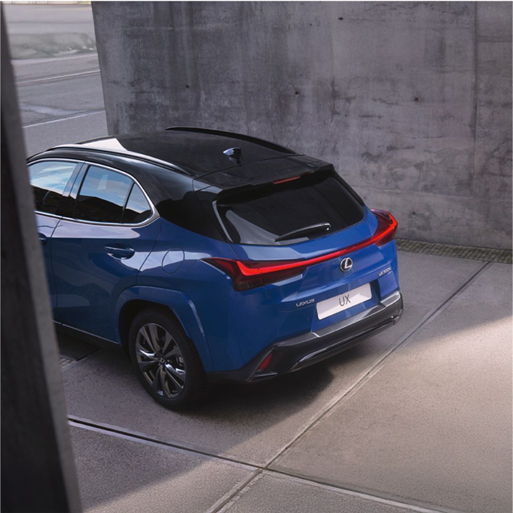 Vista trasera de tres cuartos de un Lexus UX 300h estacionado