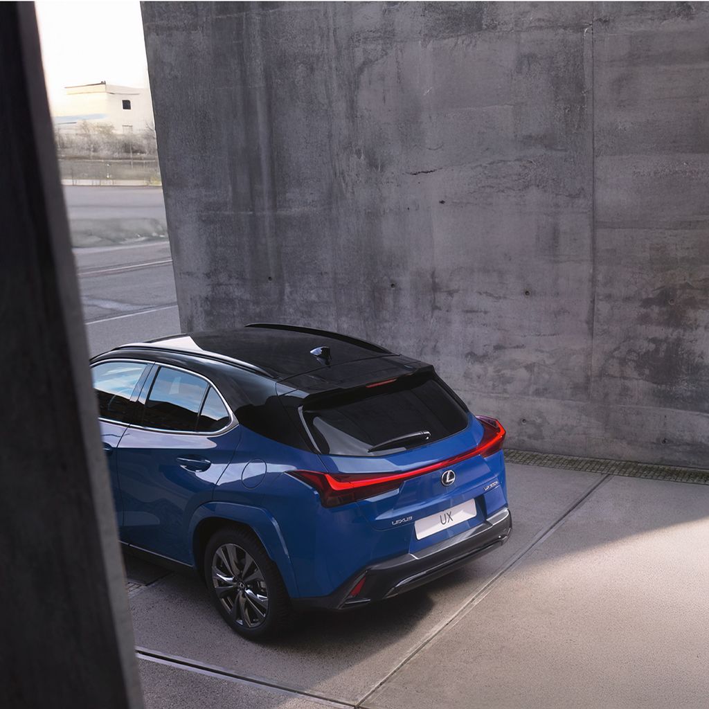 Vista posteriore di una Lexus UX 300h parcheggiata