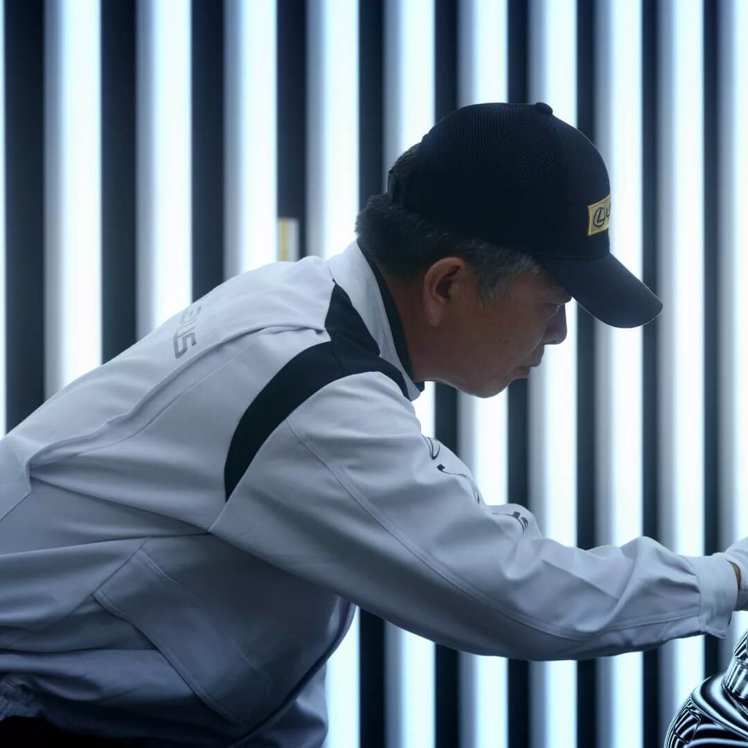 Un maestro takumi inspeccionando un Lexus