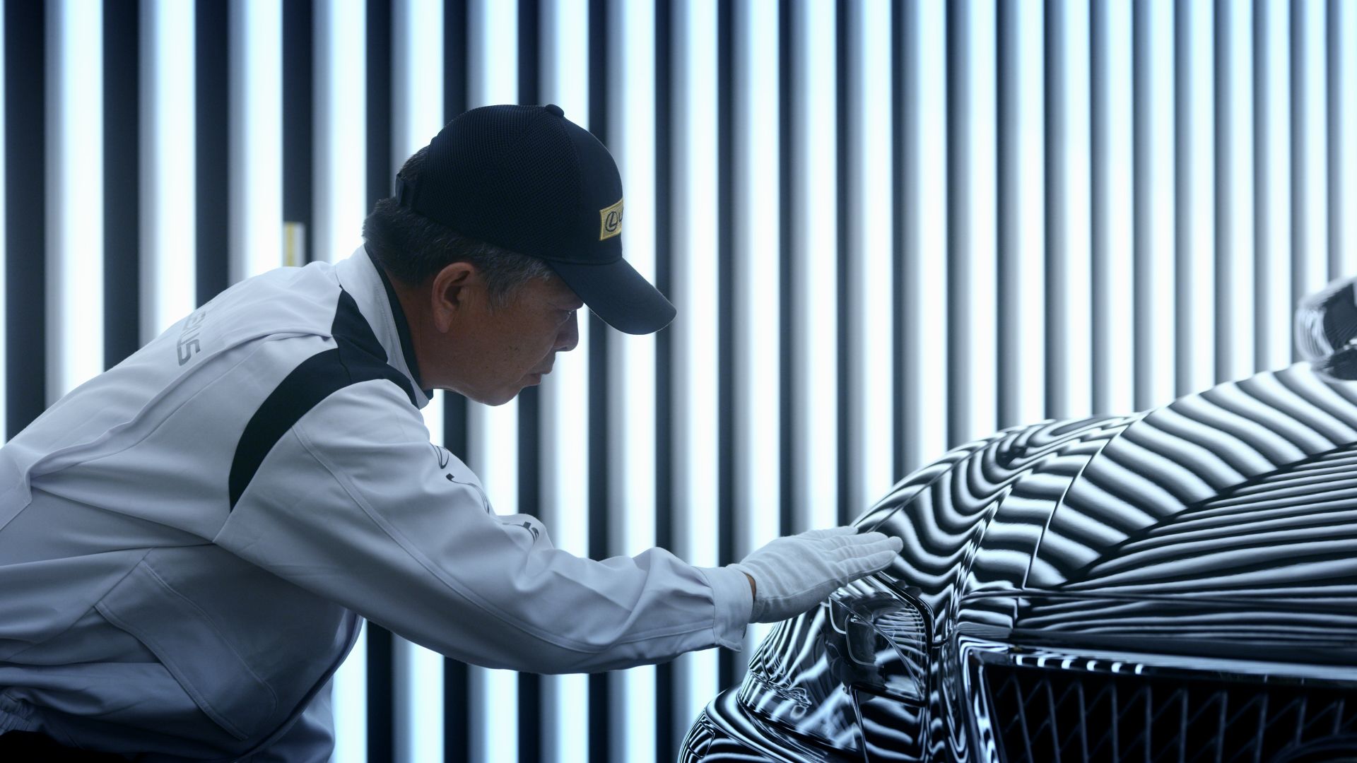 Un maestro takumi inspeccionando un Lexus