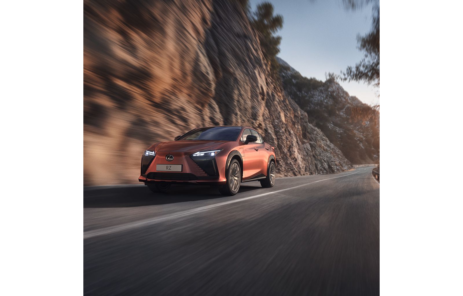 Lexus RZ-ni şarj edən şəxs