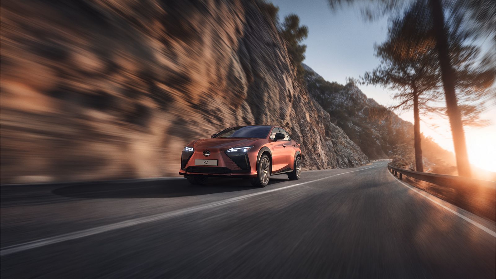 ადამიანი მუხტავს Lexus RZ-ს