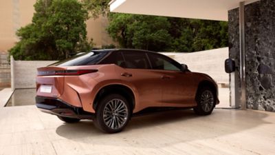 Ein Lexus RZ beim Laden an einer Smart-Wallbox
