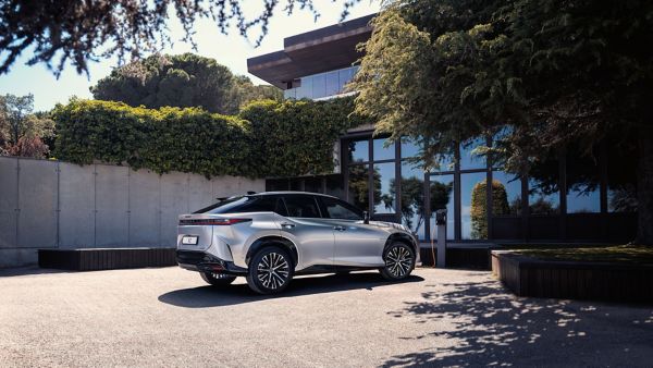 Un Lexus RZ cargando en casa