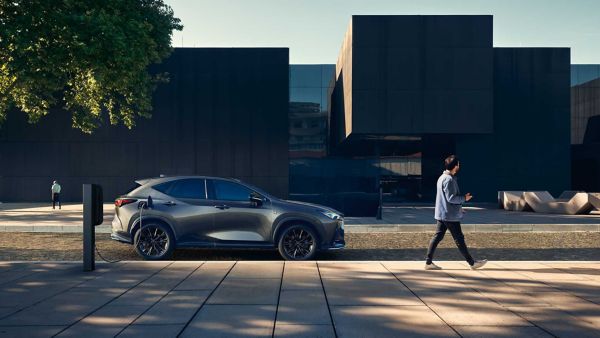 Zaparkowany, ładujący się Lexus NX