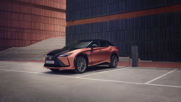 Een Lexus RZ aangesloten op een laadstation