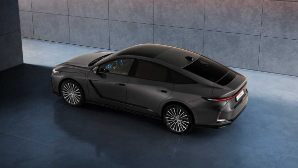 Ángulo trasero elevado de tres cuartos de un nuevo Lexus ES estacionado