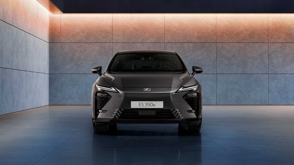Vista frontal de un nuevo Lexus ES 350e aparcado