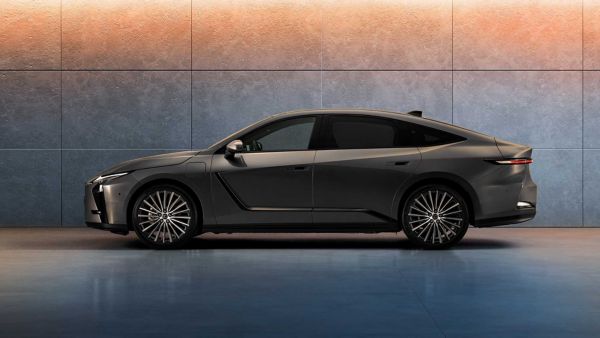 Ángulo delantero de tres cuartos de un nuevo Lexus ES 350e aparcado