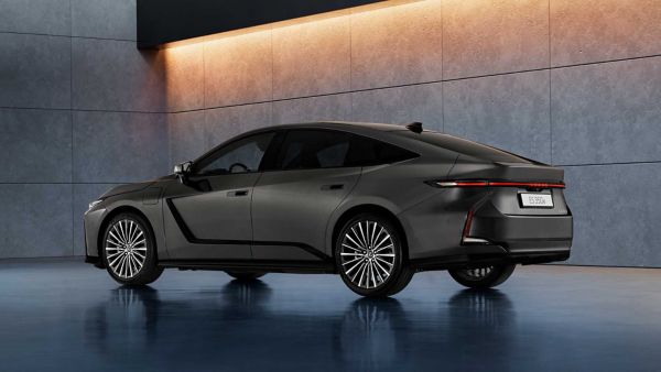 Ángulo trasero de tres cuartos de un nuevo Lexus ES aparcado