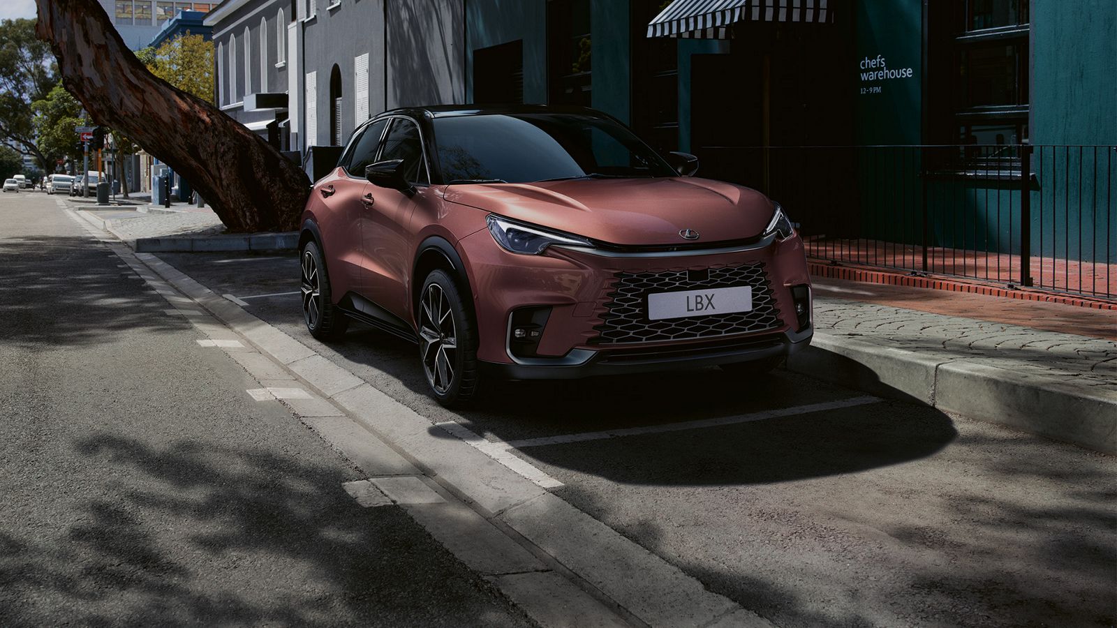 Ένα Lexus LBX παρκαρισμένο δίπλα σε ένα κτίριο