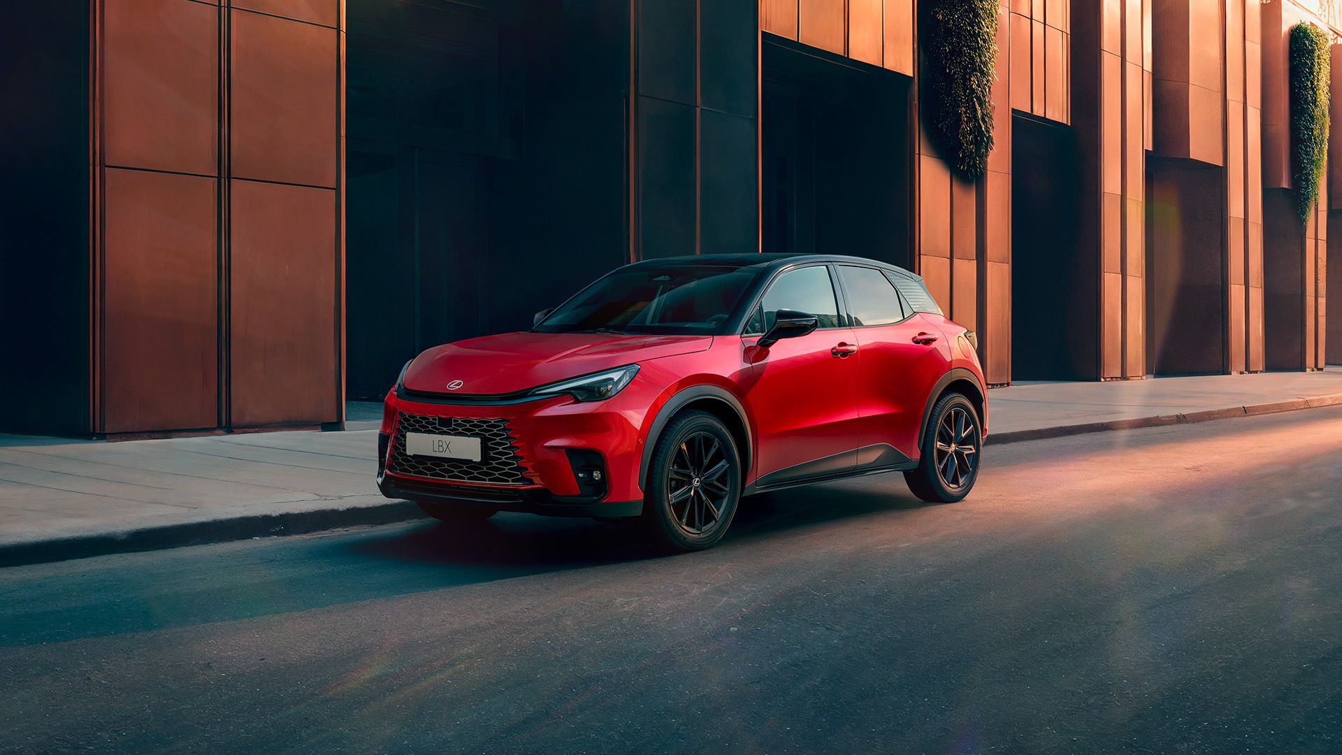 Giriş yolunda park halinde duran Lexus RZ’e yaklaşan bir kişi