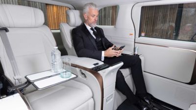 Un passeggero era seduto nell’abitacolo posteriore di Lexus LM